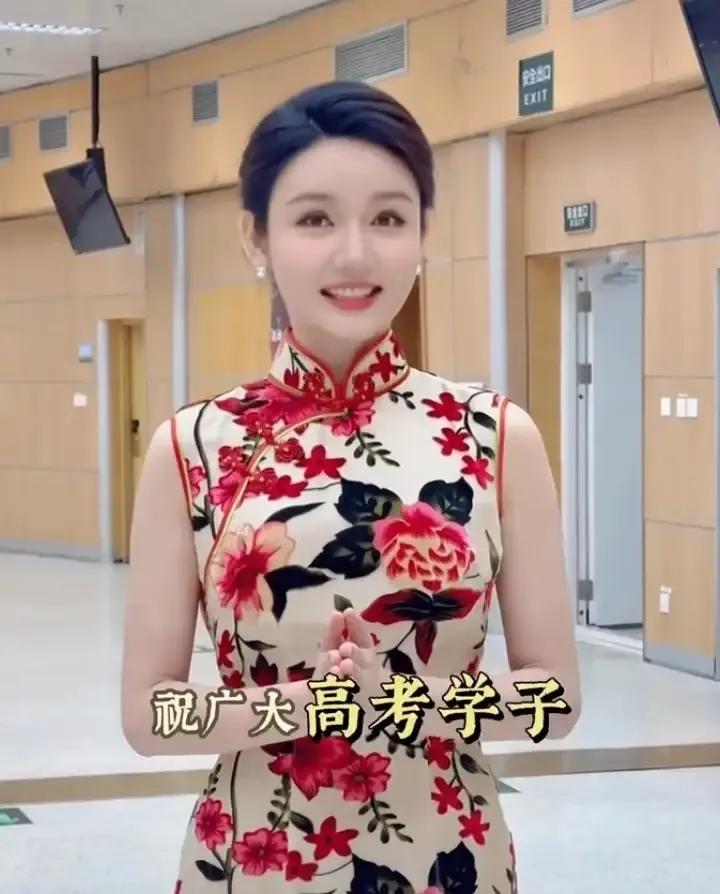 端庄大气，央视主持人龙洋印花旗袍亮相，为高考学子送上暖心祝福
高考首日看到央视主
