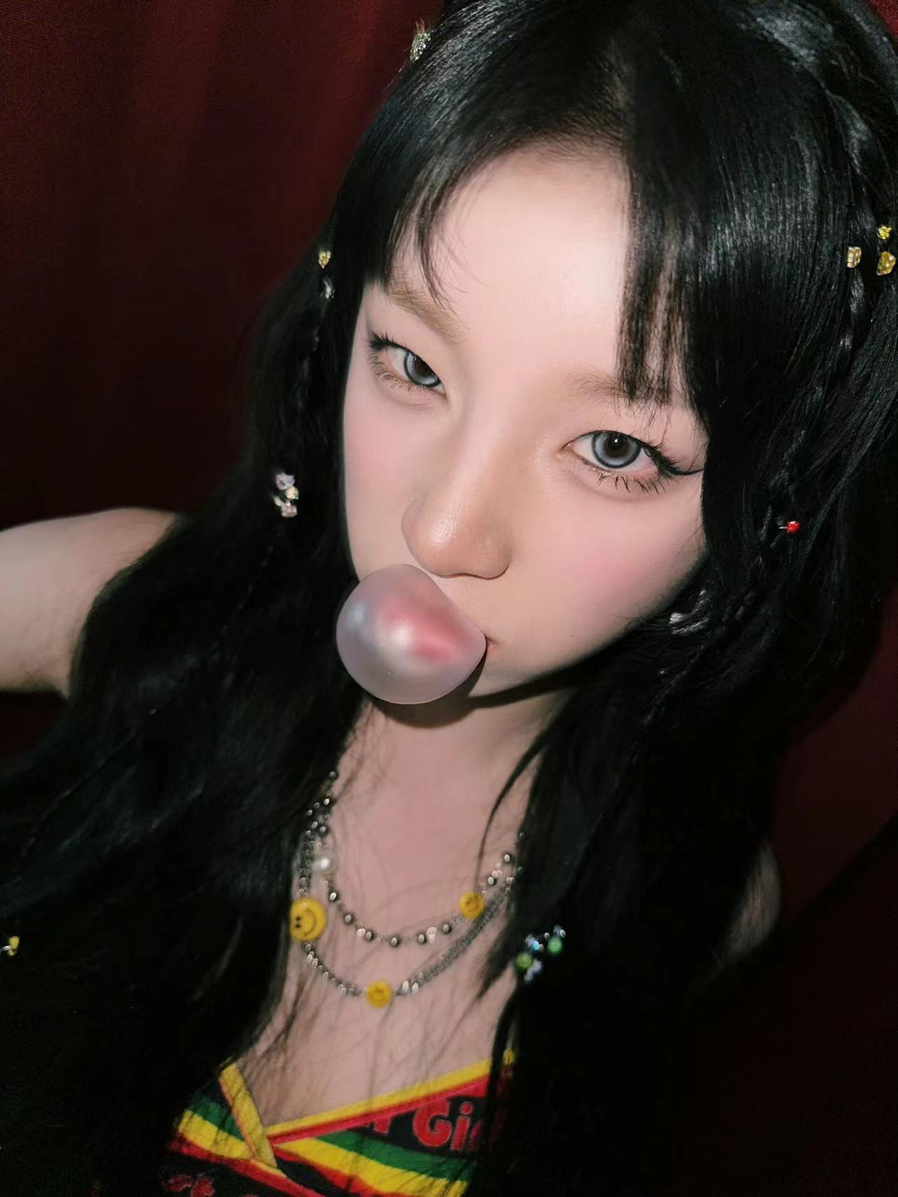 #宋雨琦吐泡泡##宋雨琦彩色吊带#宋雨琦彩色吊带，真的很绝 ​​​