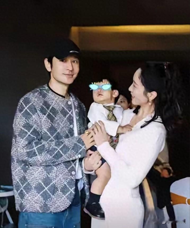 我有一个大胆的猜测，

黄晓明和杨颖可能真的要复婚了！

不是捕风捉影，而是最近