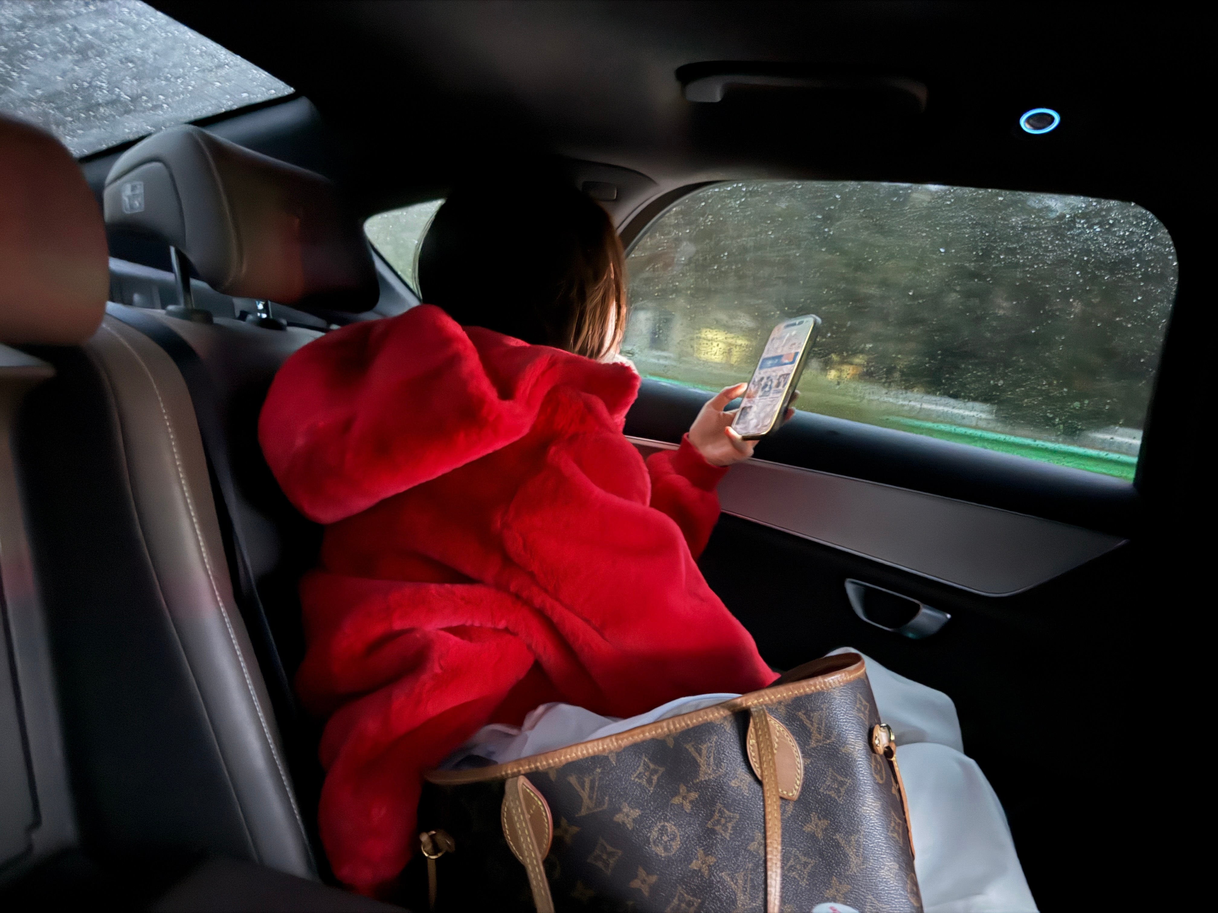 平安夜跟红苹果出来拍戏！好大雨啊！明天又得玩泥巴了大v聊车平安夜