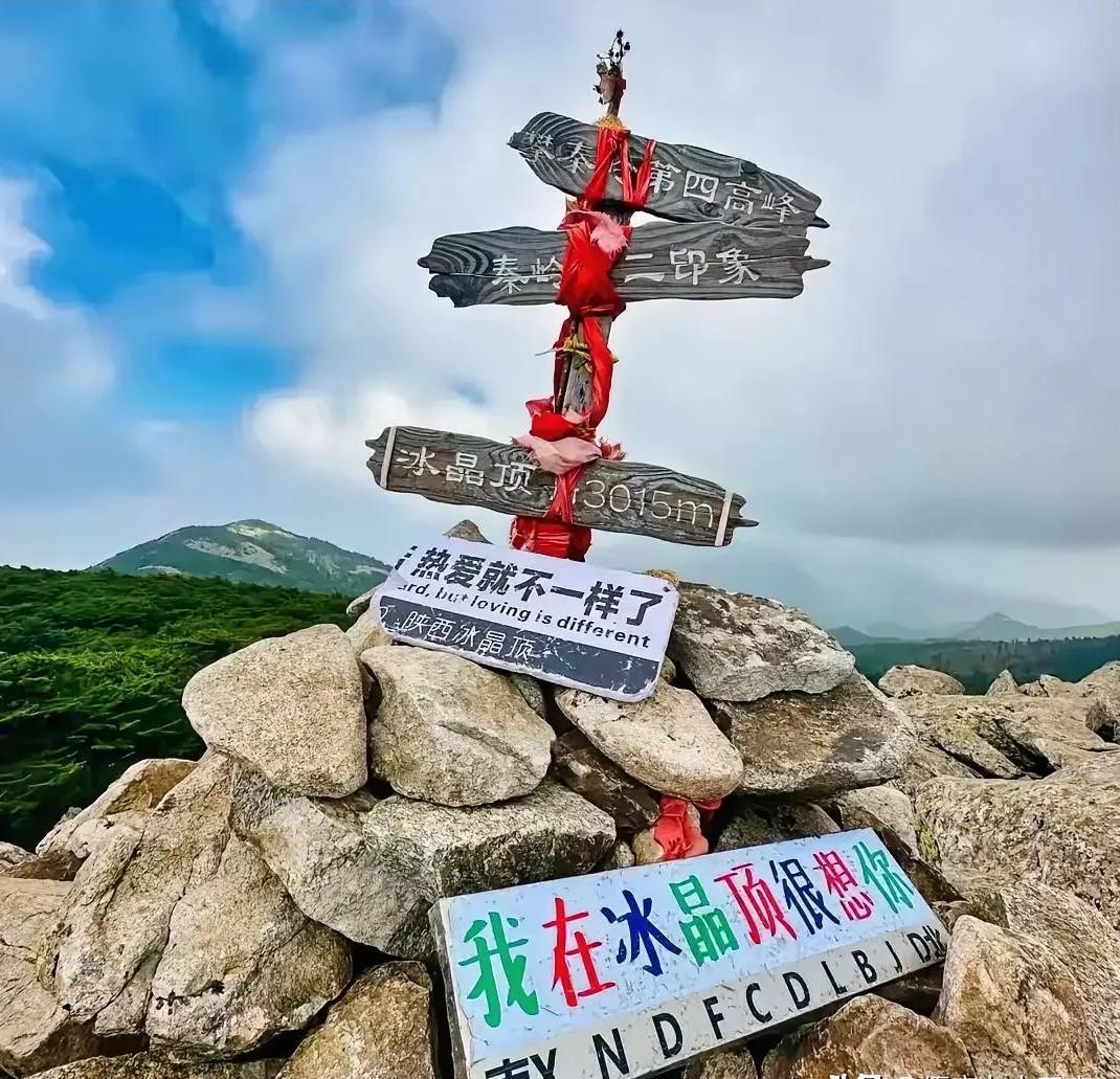 对于冰晶顶上遭遇不测的情侣，我内心深感惋惜之余，也不免有些不解之思。

首先，倘