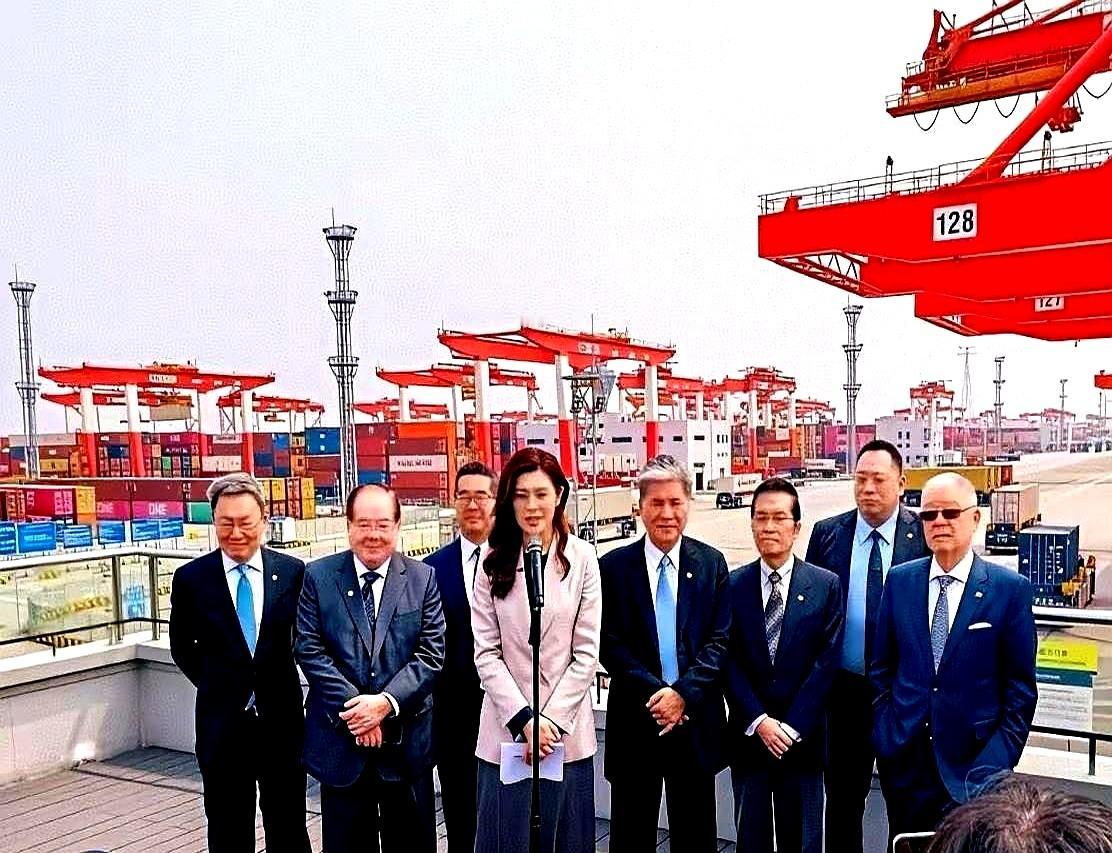 看着那几张郑丽文带队访问大陆的照片，我盯着萧旭岑看了半晌，心里竟泛起一种难以言说