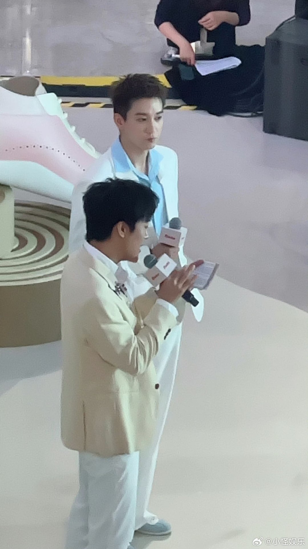 王子奇武汉活动武汉偶遇王子奇在武汉偶遇王子奇！今日是纯白西装白马王子，Bata活