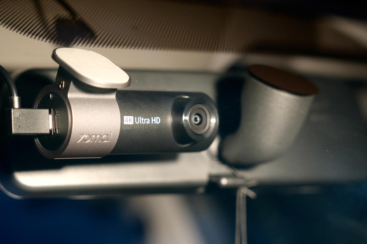 作为开车五年的老司机，踩过太多记录仪的坑：要么夜间拍不清车牌，要么夏天晒得慌怕爆