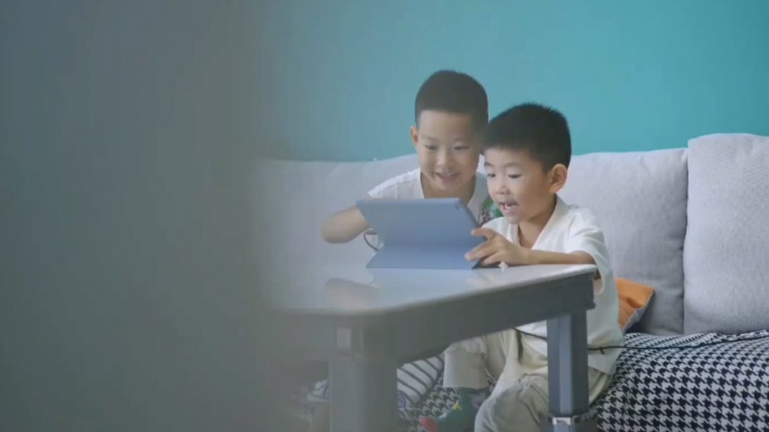 超8成家长每天陪孩子不足2小时 很多孩子因为自己的爸妈忙于工作，不能很好的陪伴孩