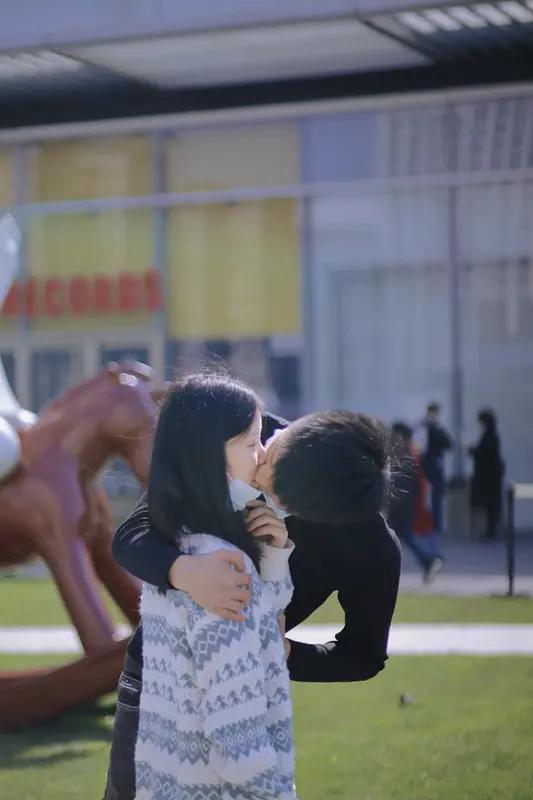 喝酒喝醉强吻了朋友老婆，这可真是捅了大娄子！

先别急，这事得看朋友和他老婆的反