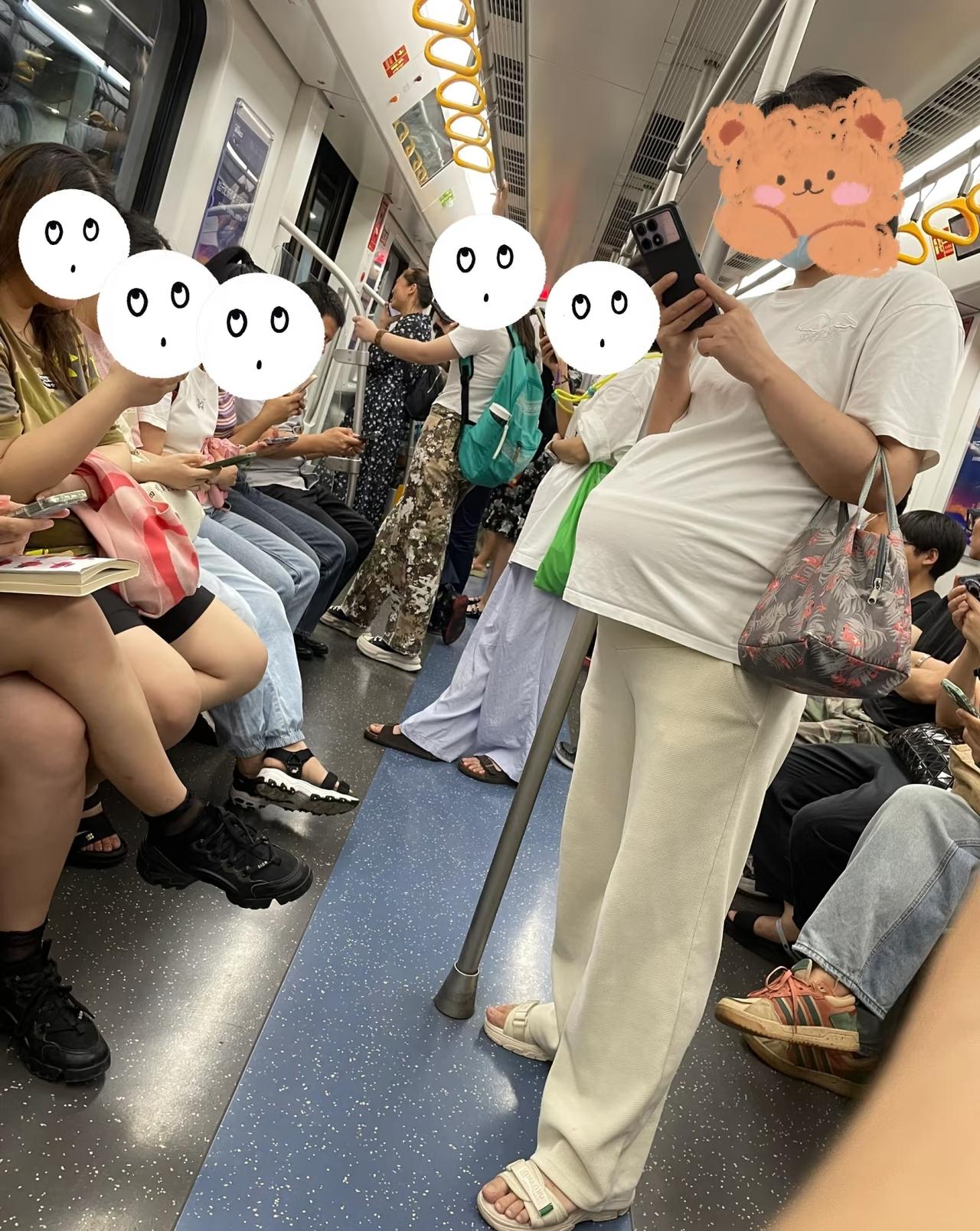 心寒！早高峰孕妇无人让座，冷漠背后藏着多少无奈？
那天傍晚六点多，我挤进北京地铁