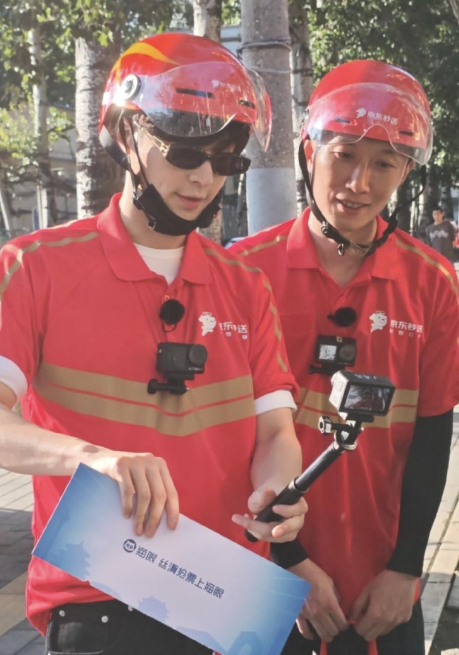 张艺兴跑去送京东外卖了？

听说他亲自送的是自己的演唱会门票，还有来自于长沙的小