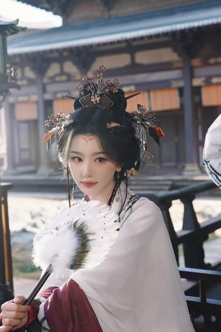 孔雪儿的听歌取向是有节奏的痛 一边痛一边摇，破碎感里带股劲儿。孔雪儿你听歌的口味