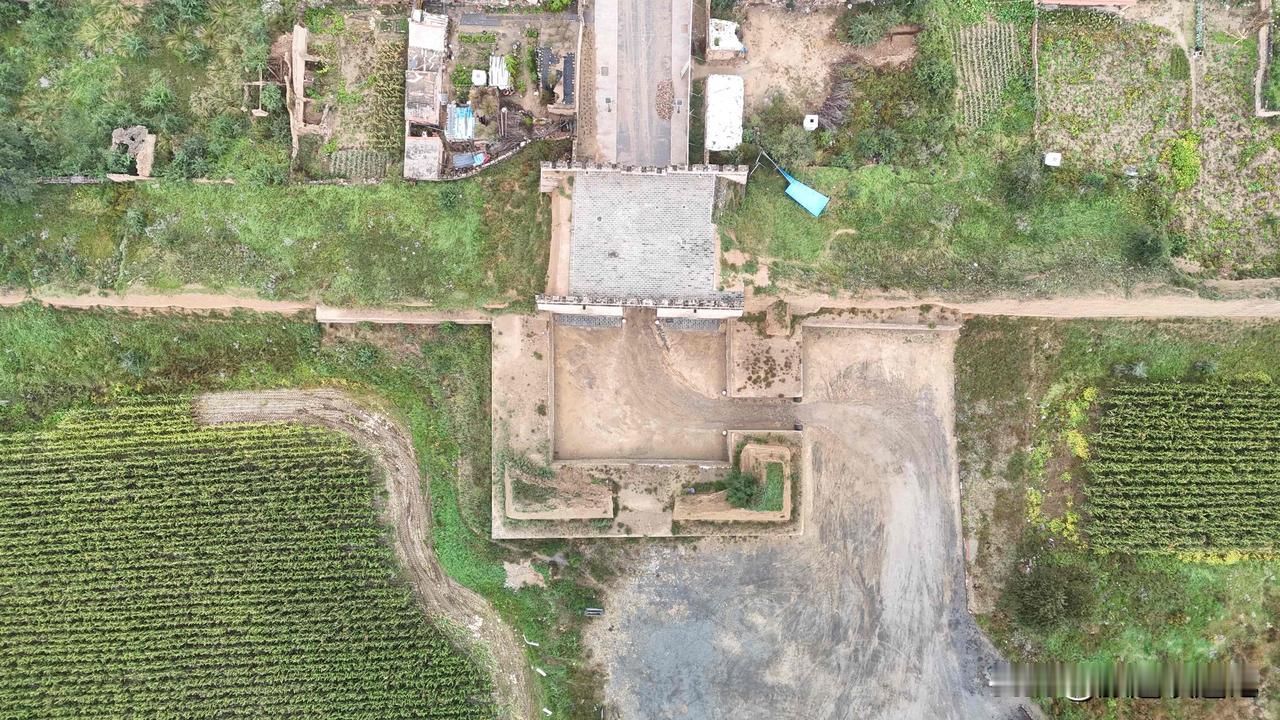 一说到长城，首先我们会想到长城两侧的刀光剑影烽火峥嵘，但其实长城也扮演着不同的角