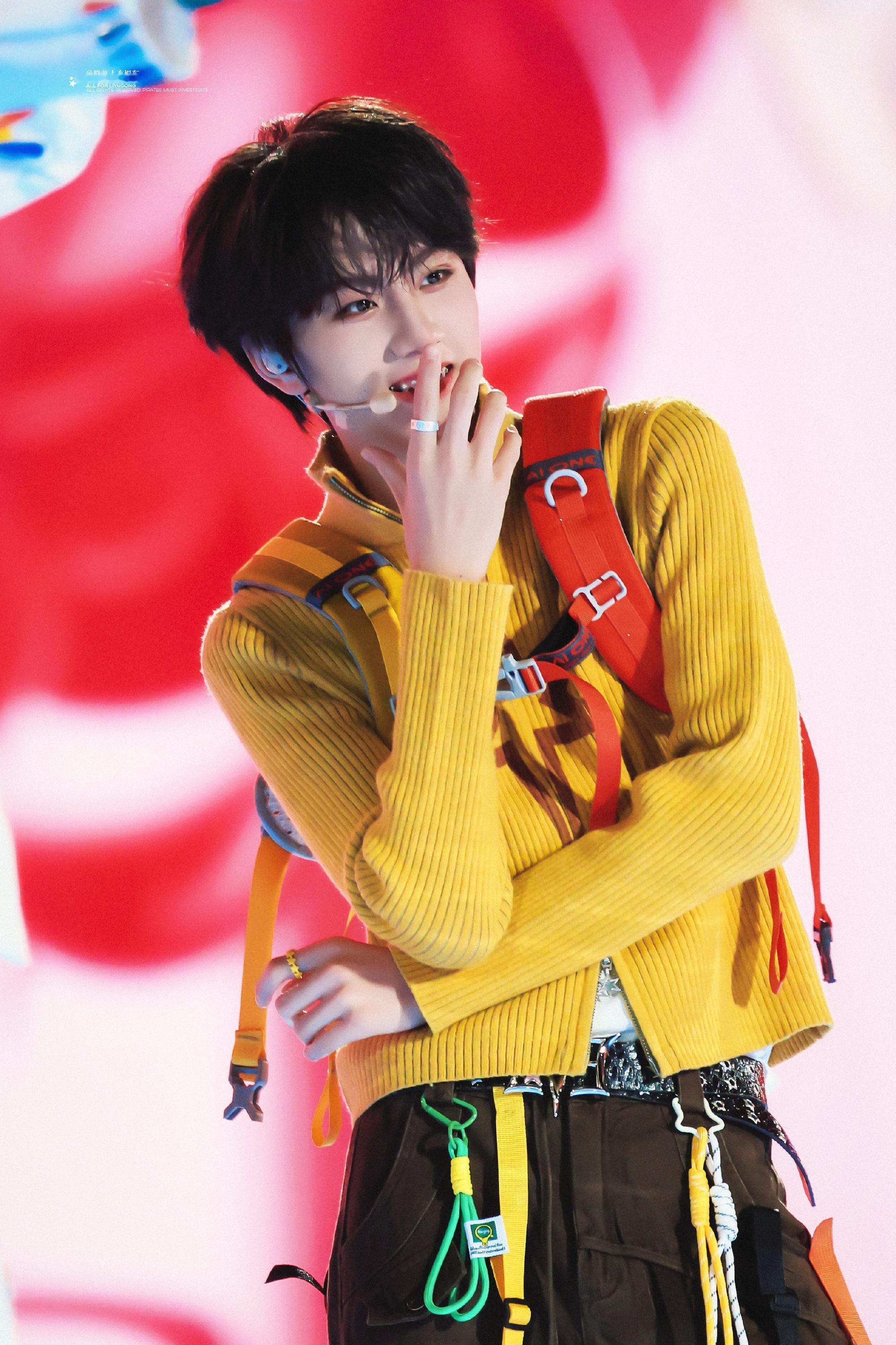 李煜东直拍李煜东出现即靠脸出圈，直拍的神无需多言，不用修图都可以直拍秒出 