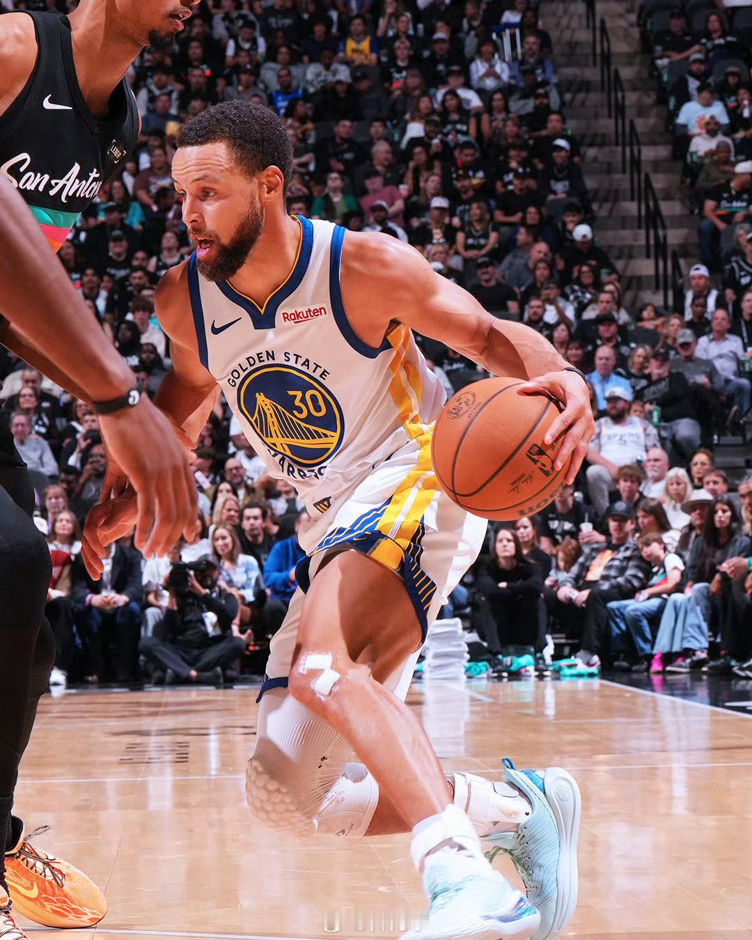 终于啊！！能顺畅呼吸一下了！库里44分 巴特勒28分（还有5记三分）穆迪19分也