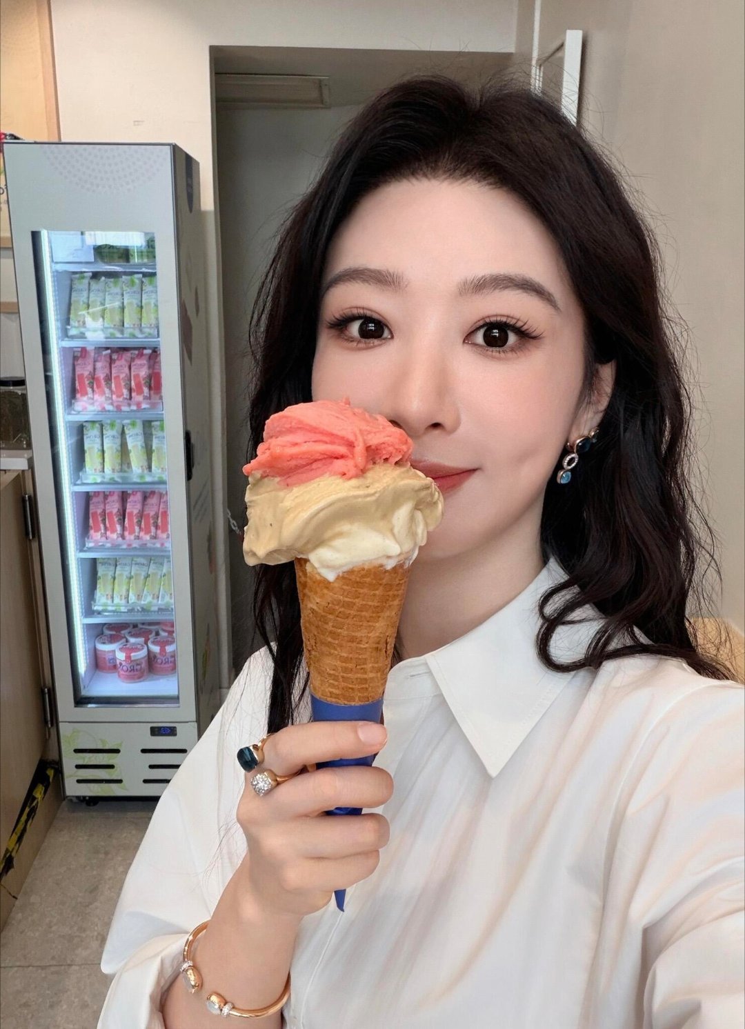杨紫宝曼兰朵全球品牌代言人杨紫杨紫董竹君 你要是透过我的眼睛看世界 那么山水温柔