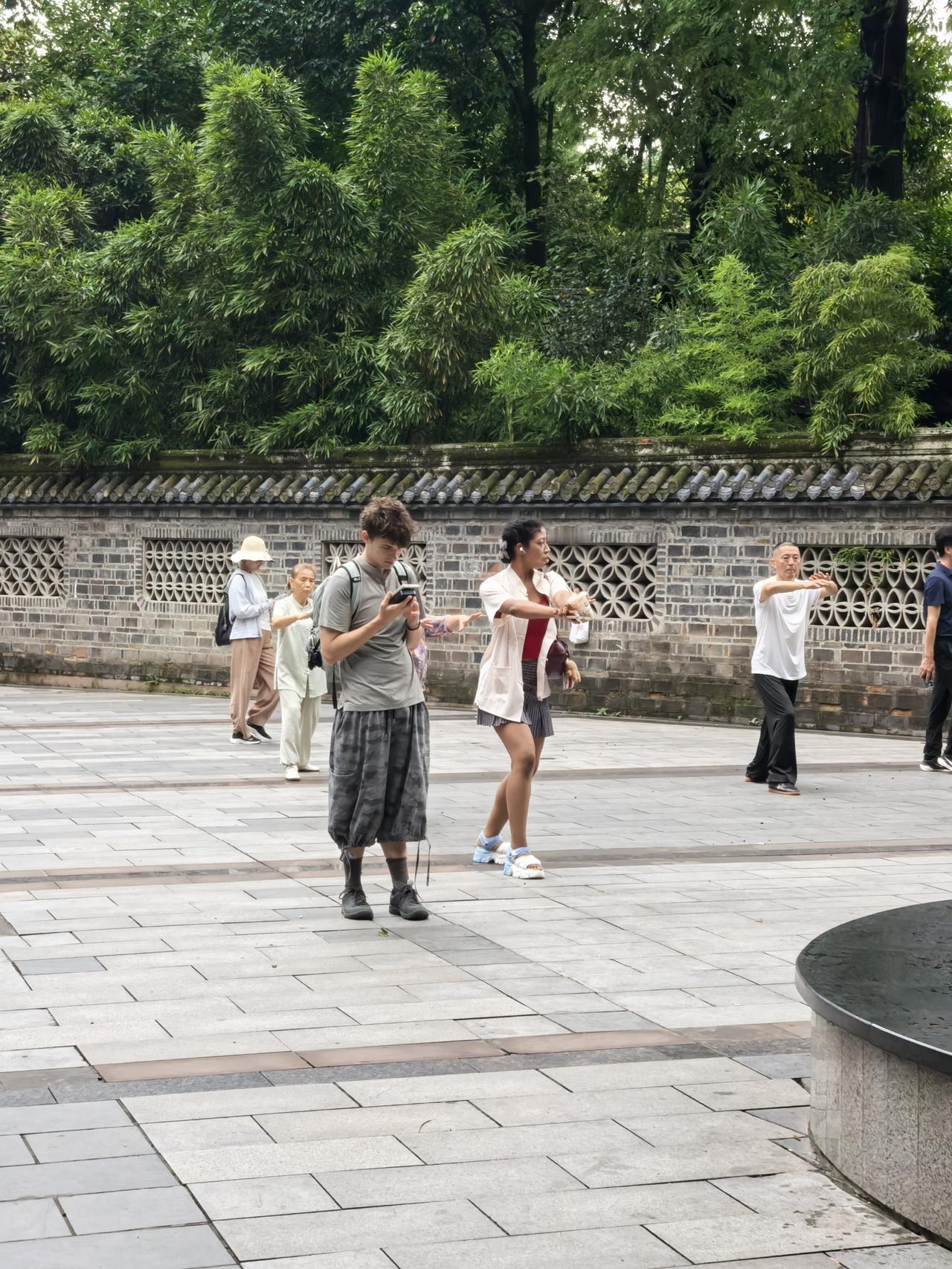 一大早，小老外在成都人民公园偷师学艺！学得有模有样的。[捂脸]
别忘了付费哦！！