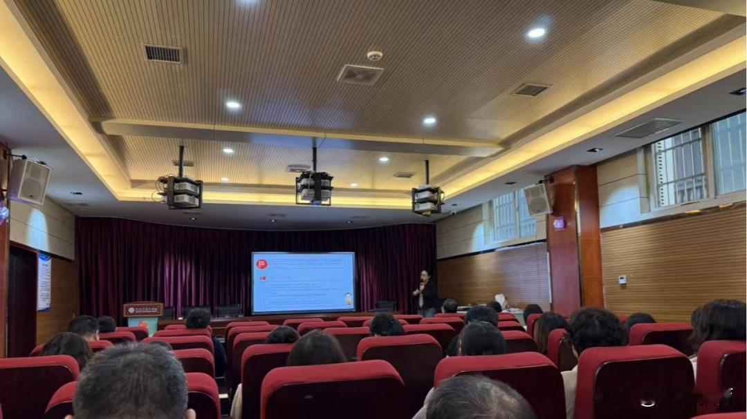 11月12日下午，陕西省商业学校在旅游实训室举办“四法一指引”学习培训会。本次学