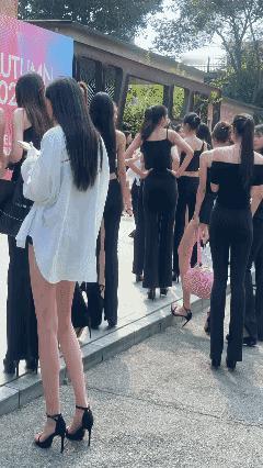 这一大群人是在干啥呢？🤔