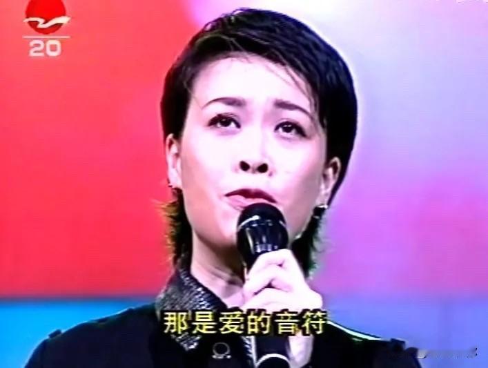 早年那英带着直爽傻大姐性子，说话口无遮拦频频招黑，却凭着过硬唱功在乐坛站稳脚跟。