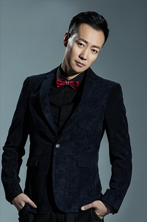 演员，辛柏青说，中戏开学第一天，就见到了李乃文，他穿着一身绿西装，像个邮差似的，