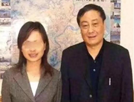 宗庆后遗产案再曝猛料：三房管家貌不惊人，所生子竟由二房抚养？

 
在公众的印象