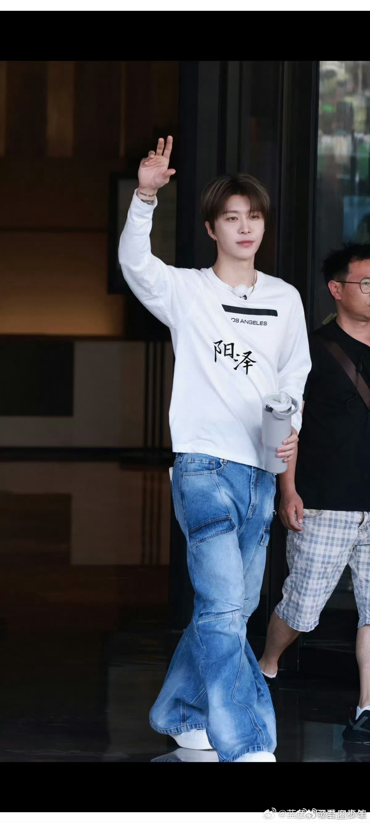 范丞丞顶鸡窝头上班范丞丞现身上班路透，随性蓬松的发型自带松弛感，日常状态真实又接