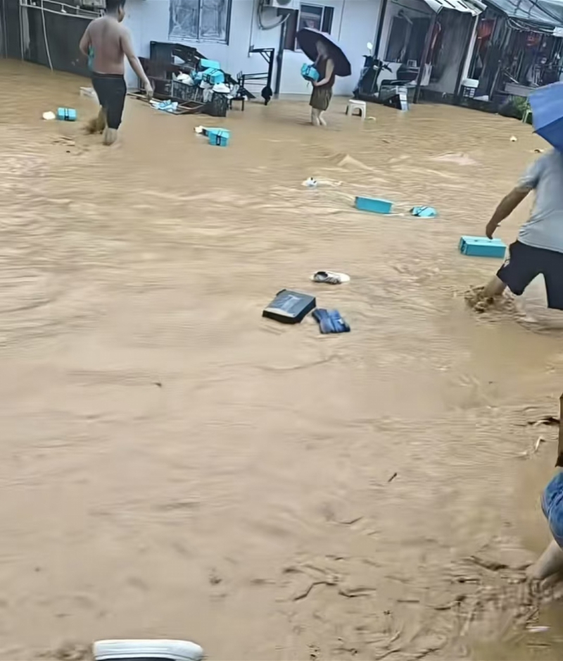 #温州鞋厂老板回应鞋被冲上街# 【连线遭遇暴雨的温州鞋厂老板：仓库万双鞋子被淹，