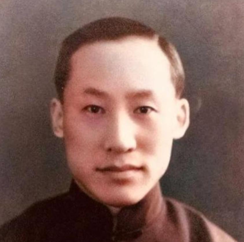 1972年，钱三强走在大街上，突然被一衣衫褴褛的老人拉住，90度鞠躬：“给我点钱