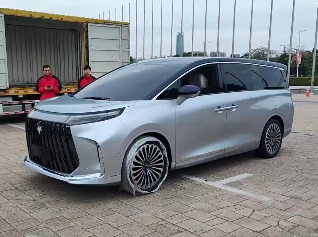 哎，如果这个图不是AI生成的，那极狐这个MPV还是蛮科幻的啊 