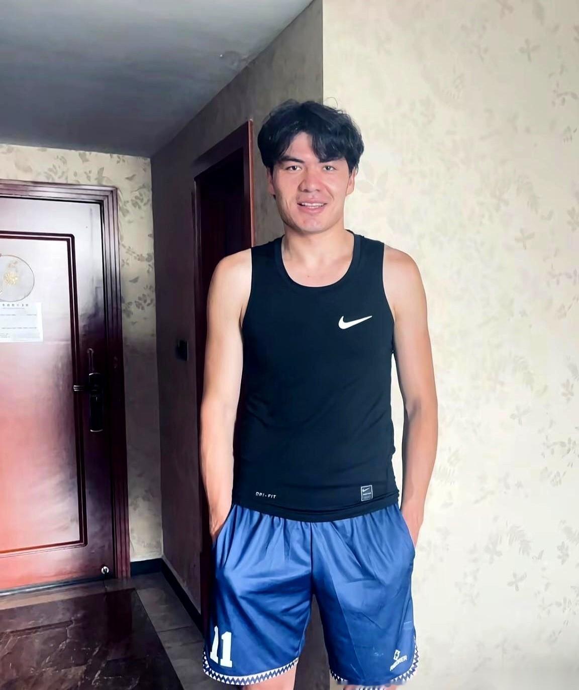 在最近的全国乡村篮球争霸赛上，一个新疆小伙把个人得分硬生生打成了满级模式。
单场