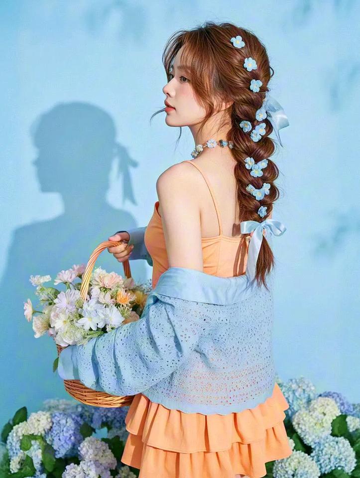 温柔花海中的少女
