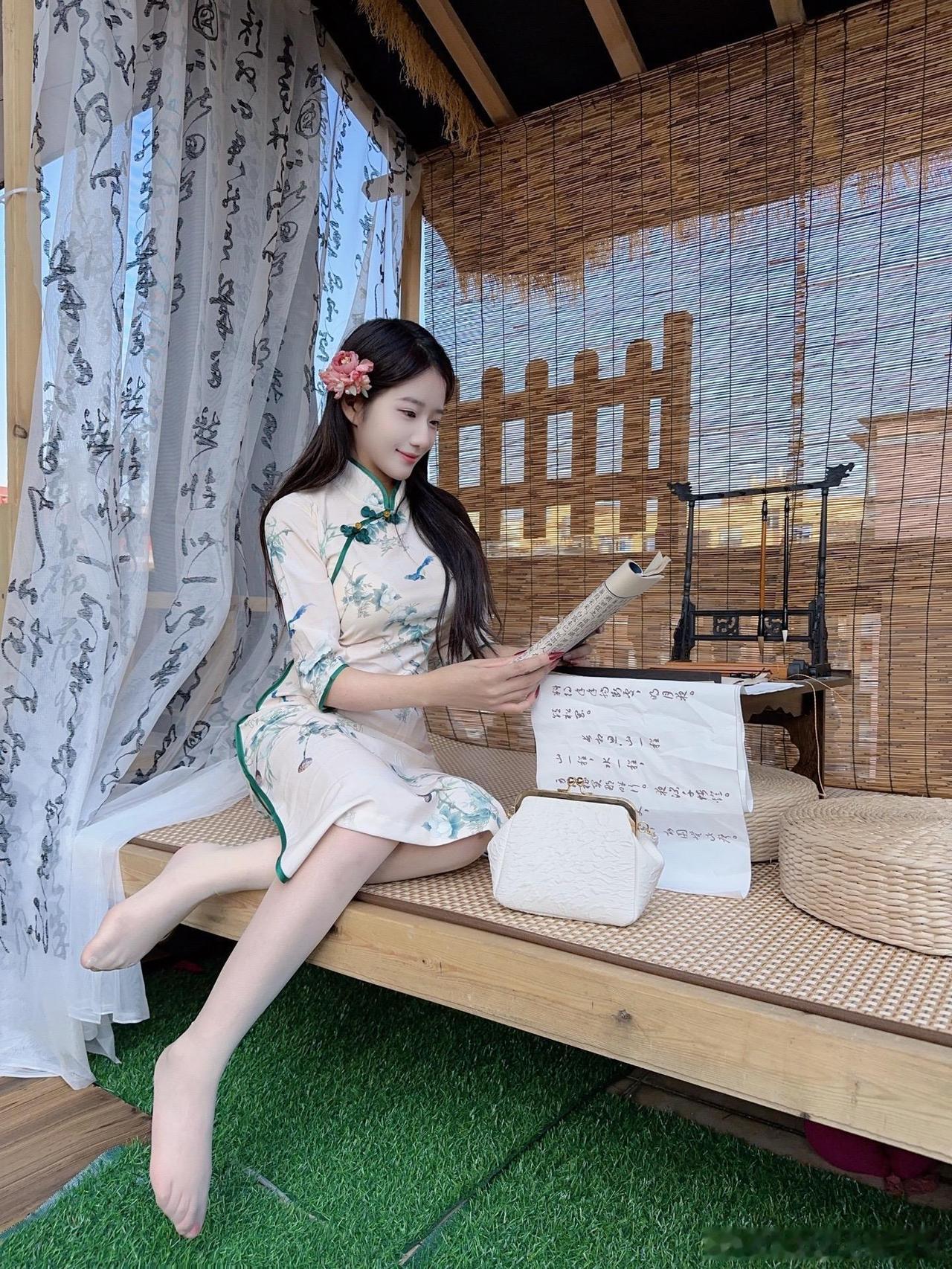 在竹林间阅读，感受传统文化的魅力分享甜美小姐姐随手拍 随手拍张图，分享美好瞬间 