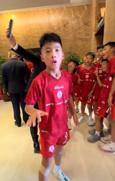 12岁的中国足球小将孟新艺，在央视直播的颁奖礼上，拒绝了主持人让他现场来个空翻的