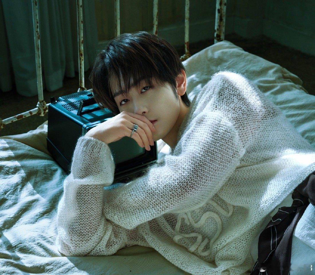 崔雨鑫白切黑切白的神切换 崔雨鑫这张脸，天生就适合演复杂角色。清冷时让人想靠近，