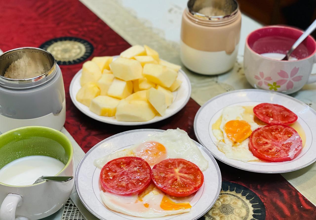 #早餐应该吃什么才更健康呢?#早餐一定要吃好，要有充分的蛋白质（鸡蛋、牛奶），也