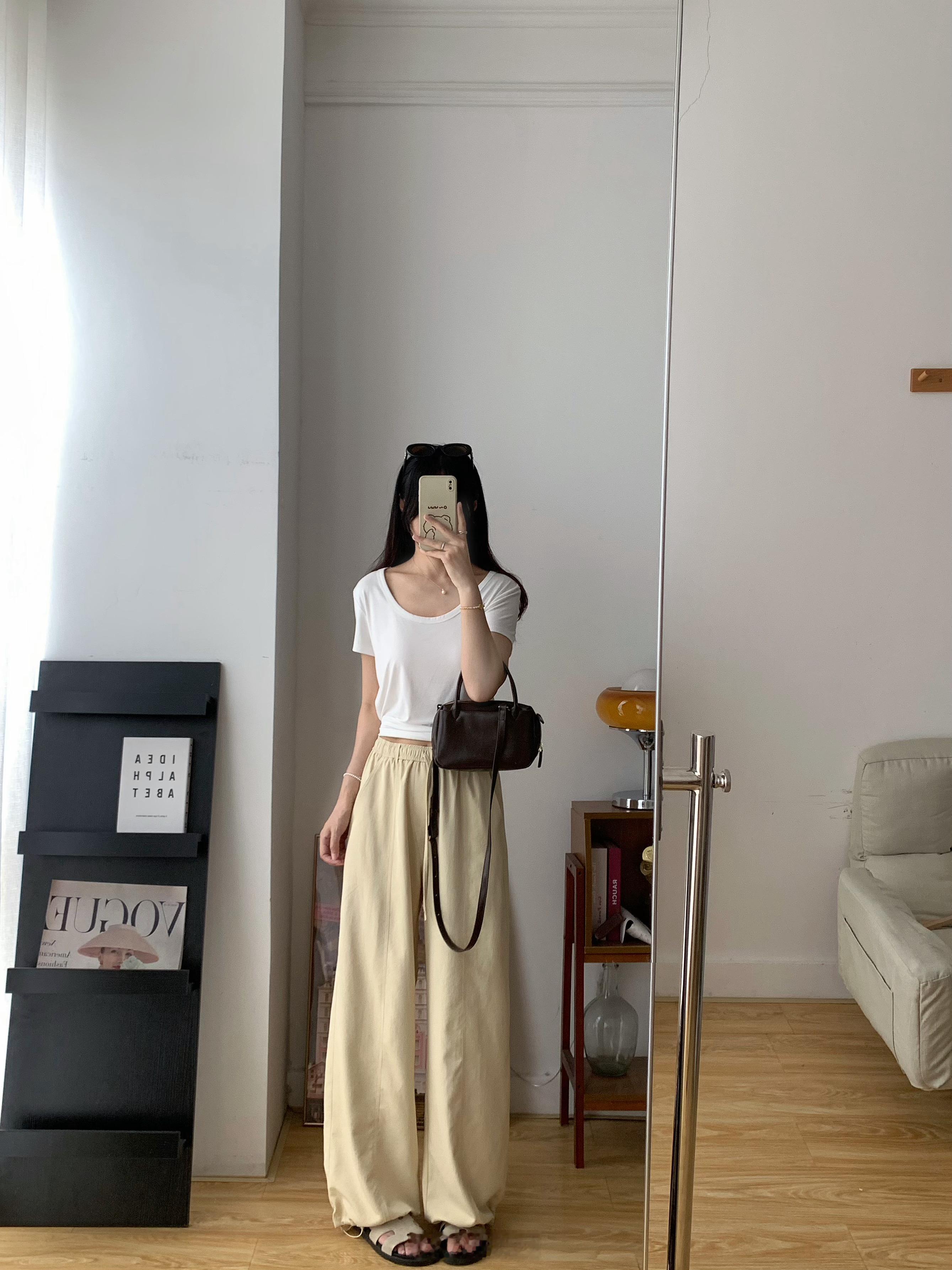 空调裤再更一组我的上身图哦～真的很喜欢这条裤子 所以这个裤子拍的特别多基本咱们团