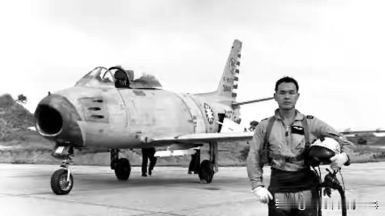 1949年，台湾飞行员江富考驾驶C-47运输机向大陆投诚，不料，他刚启动滑行，却