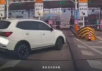 女司机没反应过来白车突然插队蹭ETC的视频看得人火大！女司机一脸懵的样子，大概率