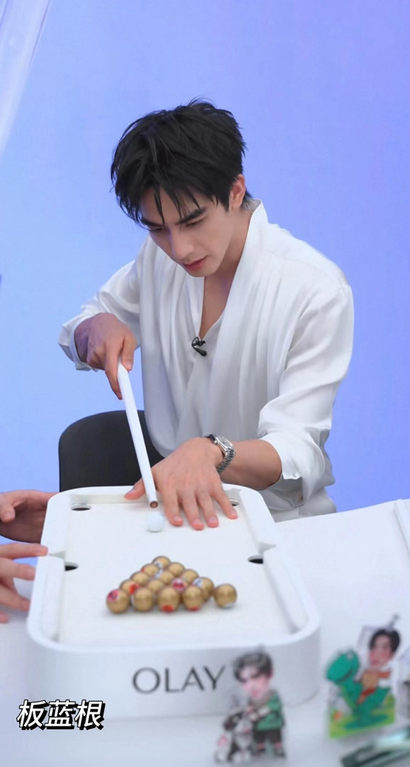 宋威龙对李佳琦另类比心 李佳琦让宋威龙比心，这哥直接抡起胳膊来了个双臂大比心！看