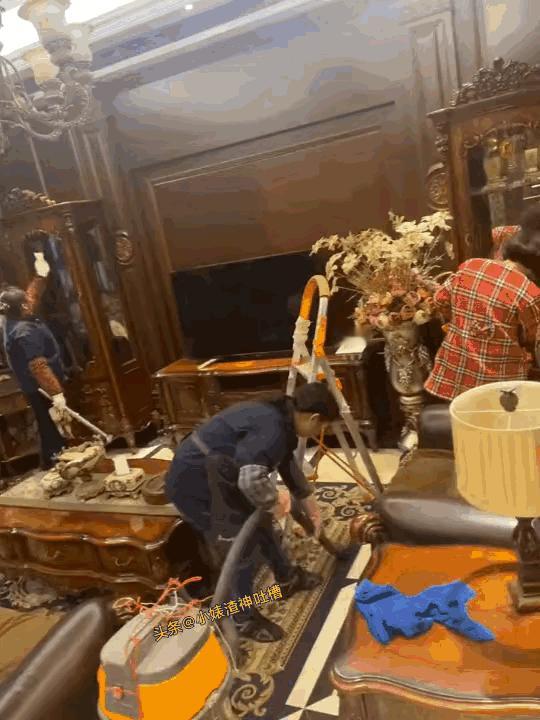 这么大的别墅起码要雇两个阿姨打扫卫生，整得干净整洁住着才舒服！这普通人真是买不起