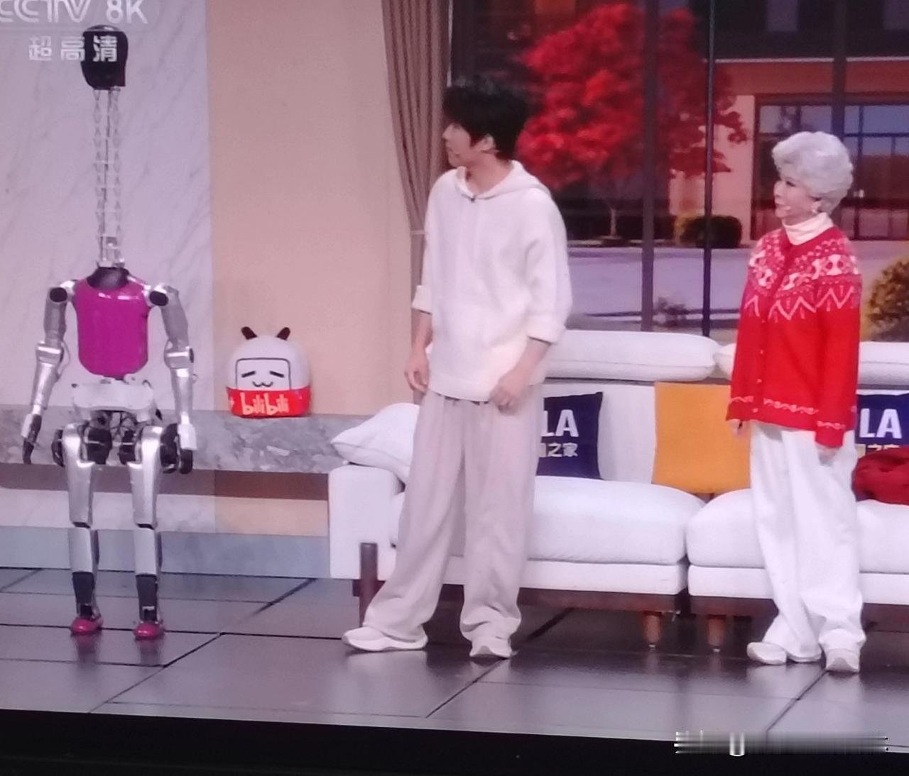 宇视科技惊机器人艳四座。
机器人陪伴照进现实 ，蔡明这次小品中出现陪伴机器人，四