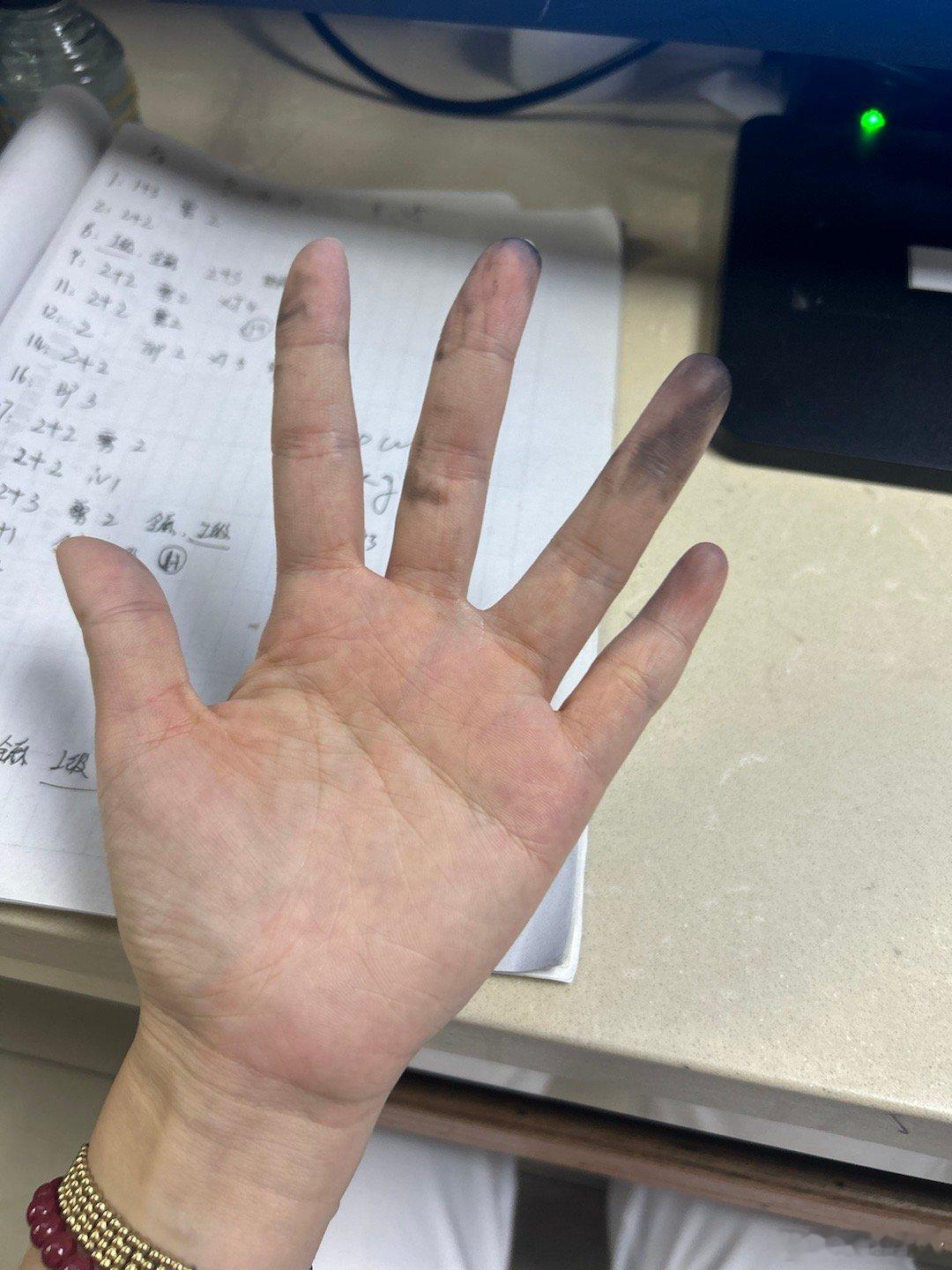 乌漆嘛黑的，洗也洗不掉 