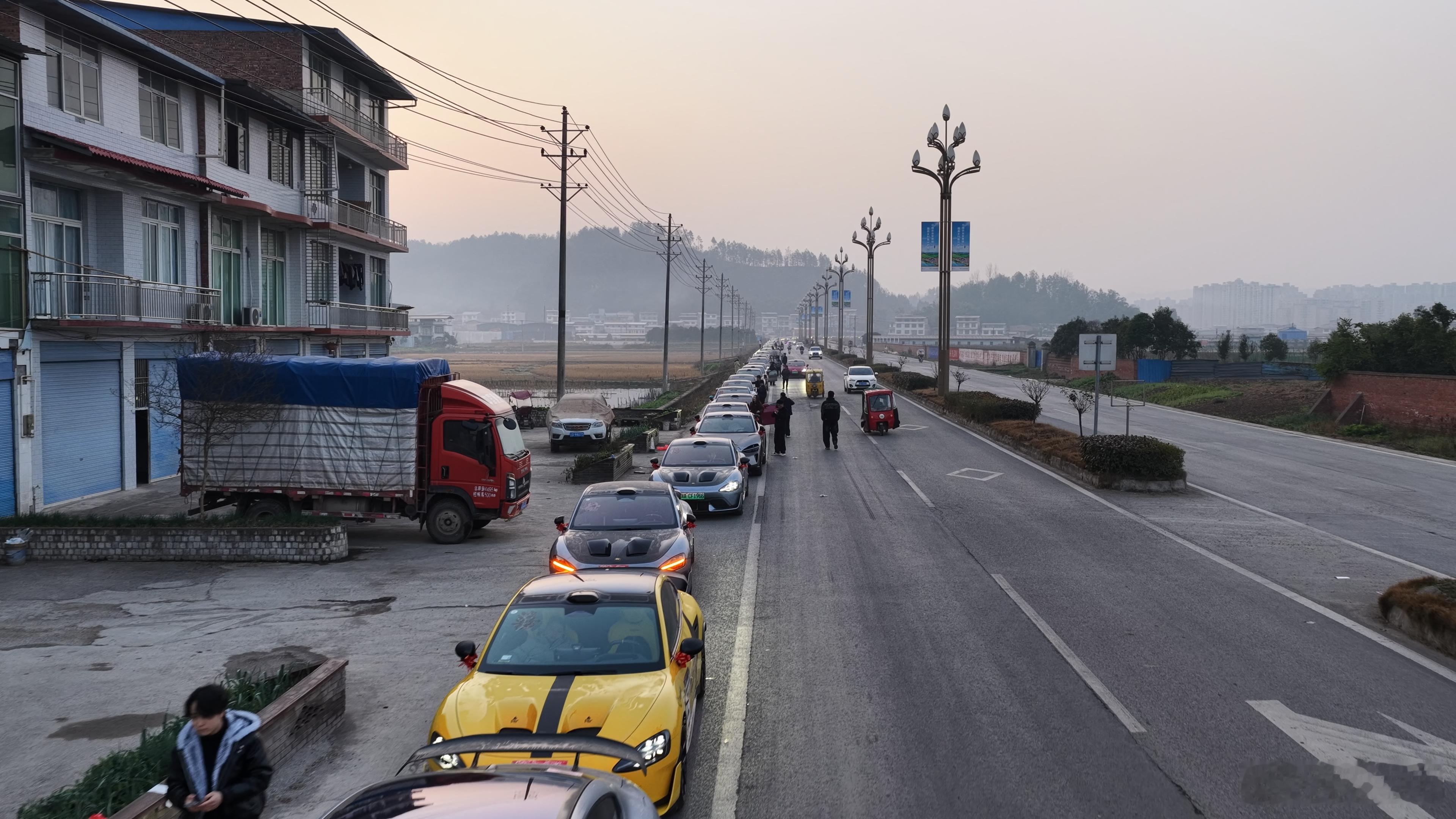 200名车友为爱发车跨城接亲 ，你别说，你还真别说，这么一排排小米汽车连起来接亲