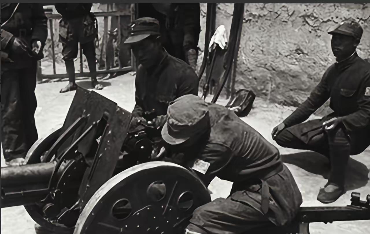 1940年，八路军连长李玉章，带人去偷炮弹，马上完成时，一块石头砸了下来，惊动了