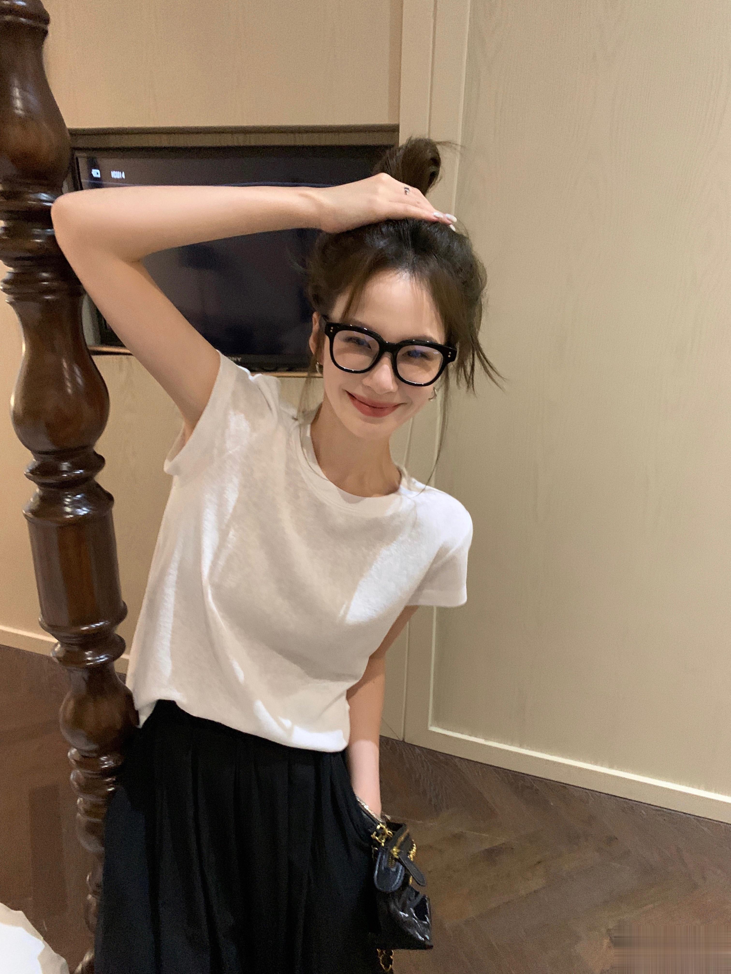 速干裤你们都买了吗 买了哪个色这个黑色搭防麻t好好看 好简约三十几度了 真的很需