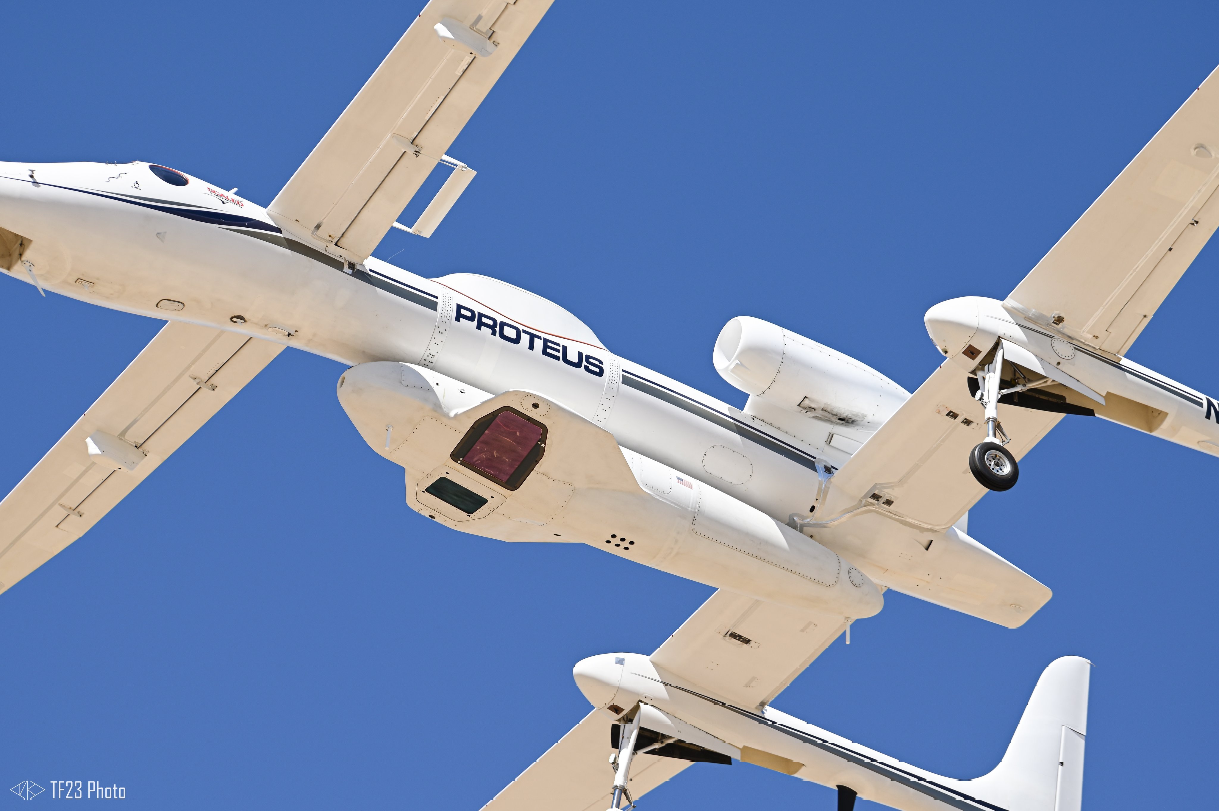 之前在这个怪东西上测试的光窗，可能就是RQ-180的侦察设备美伊以冲突热点现场