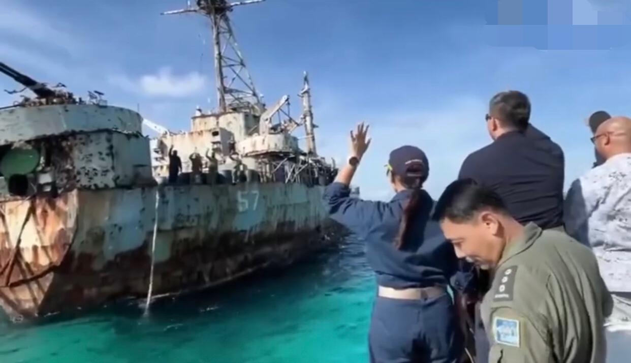 菲律宾向在中国仁爱礁上非法坐滩的马德雷山号运送圣诞节礼物，一路畅通无阻！