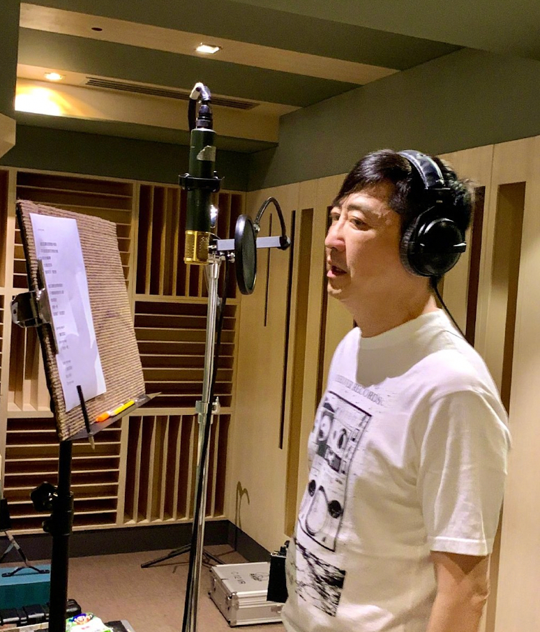 庾澄庆64岁上班状态身兼音综主理人与音乐剧主创，亲力亲为搞创作，还为动画配音，舞