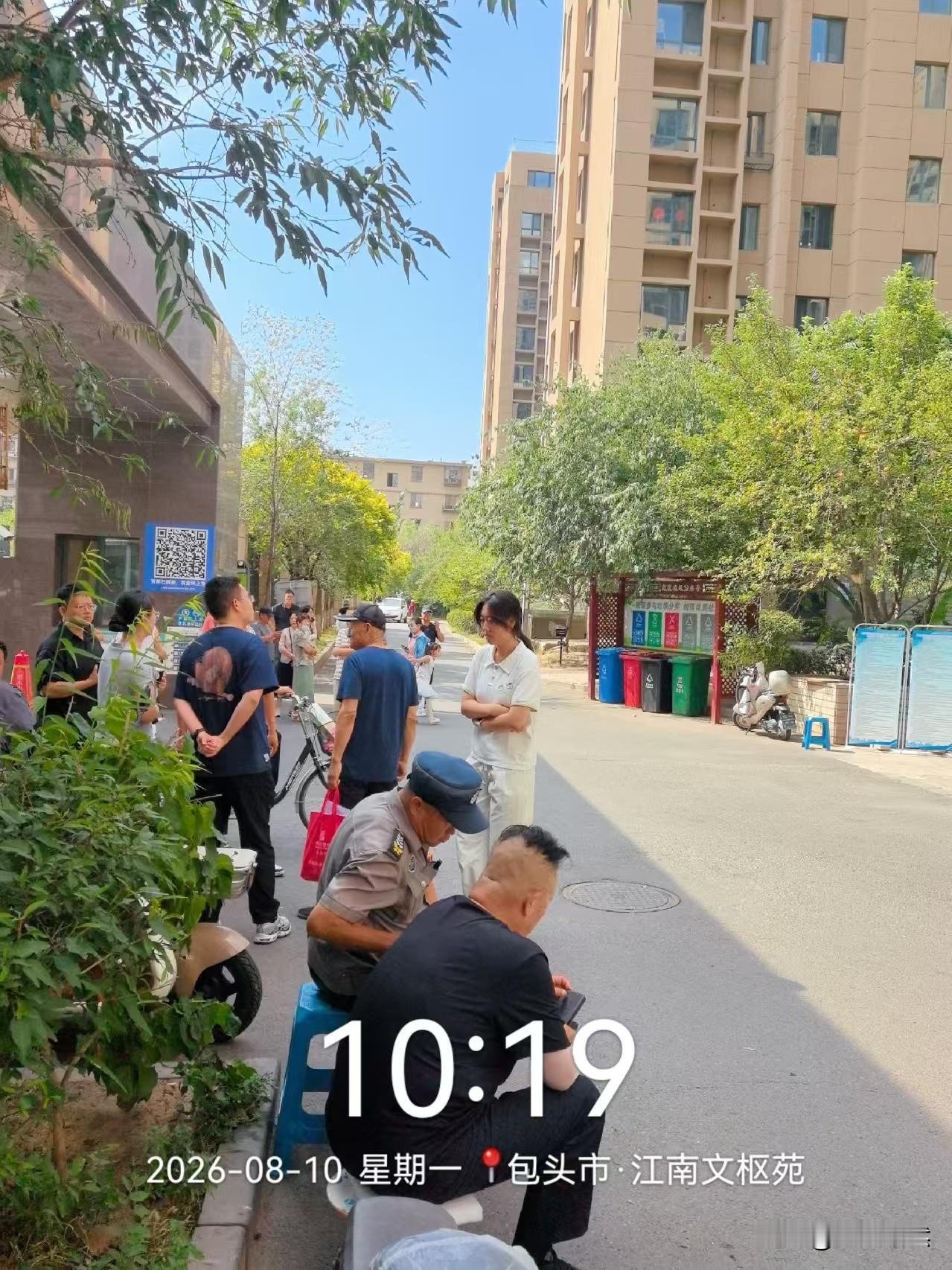 现在这业委会想换物业的心那叫一个急切，感觉都快急冒烟了。咱小区1500多户呢，业