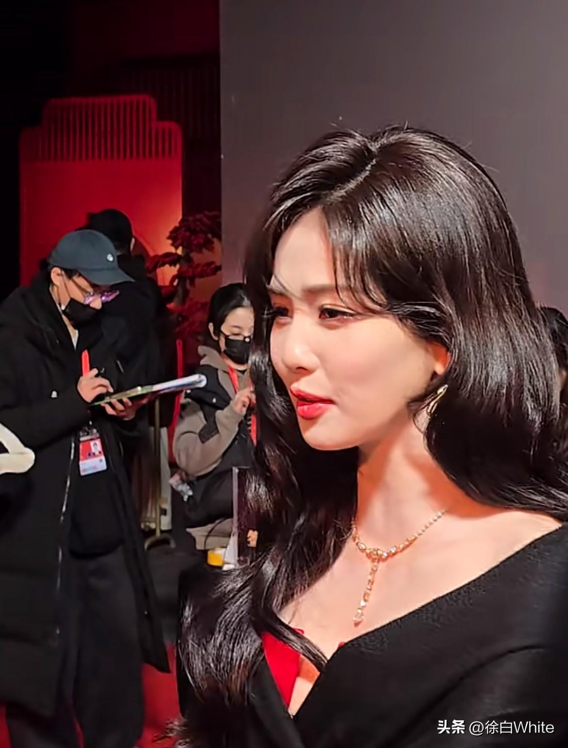 2月5日，白鹿抵达🧣之夜红毯后台，候场期间接受采访，时刻担心自己走光！
感觉白