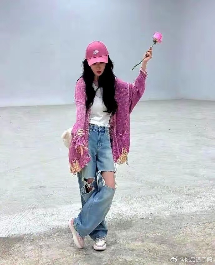 杨幂的下班私服，太会穿了！一件粉紫色破洞针织开衫，配上棒球帽和破洞牛仔裤，甜酷感