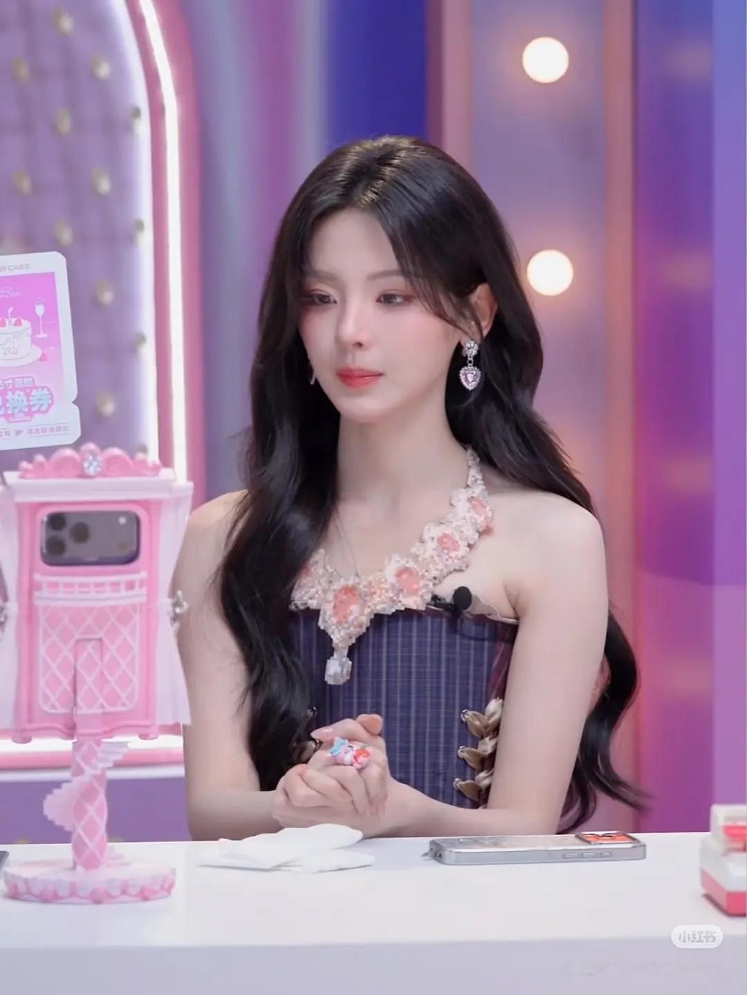 哇塞！这原来是拼豆吗？第一眼的注意力都在脸上了 一下子还真看不出来 